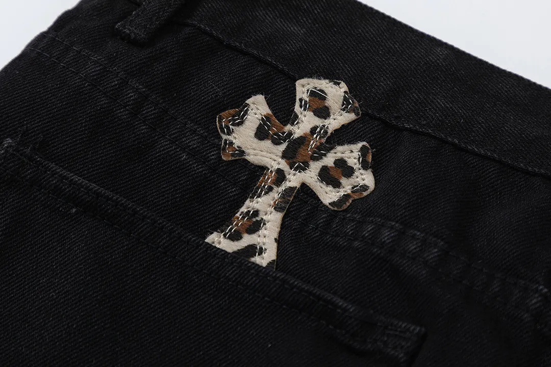 KE923#P230 The only correct leather label version on the market Chrome Hearts CH Cross embroidery distressed jeans Top ceiling quality 100% correct version The correct version is here!  Believe me this must be the best quality you will ever come across! ! Excellent value for money! !  Styles with different washes and textures are very friendly to people with thin legs and thick legs. The straight version is very flattering to the shape of the legs. The moderate length is timeless and easy to match. It is the basis of various styles and a must-have in the wardrobe! ! Add a little stacking to easily control the clean fit trend that has exploded this year. The fabric is stiff but also makes the upper body soft without losing texture. The sides and cuffs of some styles have a bone-wash effect. The vintage flavor pops up all at once. It’s really hard not to love it! ✅Correctly customize the Croxin metal leather label on the back panel. It is not sold directly with the cross on the finished jeans. 1:1 copying strives for excellence and the details are perfectly grasped. ✅The cross leather label is clear and smooth. Exquisite turning top craftsmanship. ✅Buttons, zippers and hardware are all customized versions of the Croxin LOGO. ✅High-cost washing process. Size: 28 30 32 34 36 (5 sizes)